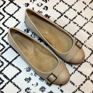 SOLANZ Women's Beige Shoes - Flats w/ Classic Buckle Accent - US Size 6.5 M, EUC